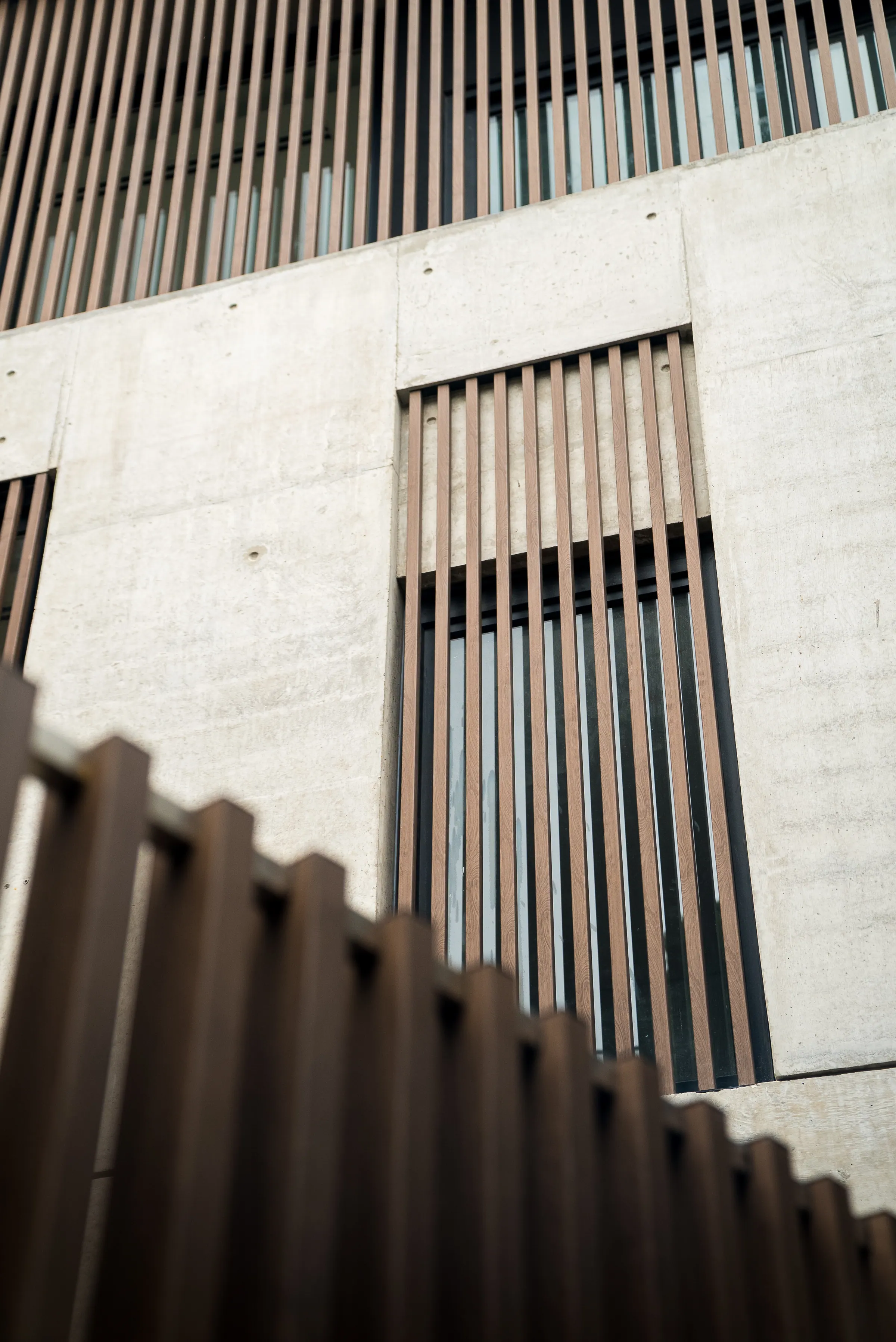 Residencia Virrey del Pino con aberturas de aluminio gris grafito